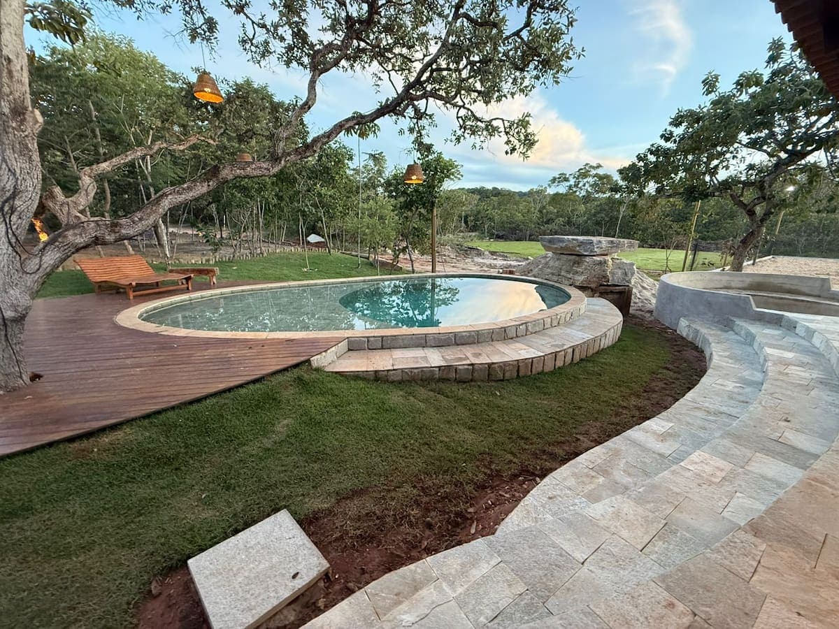 Piscina da Oka do Caju de manhã, com vista para o cerrado