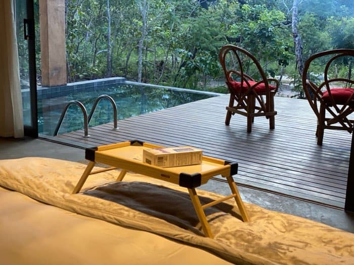 Detalhe do quarto com vista para o deck