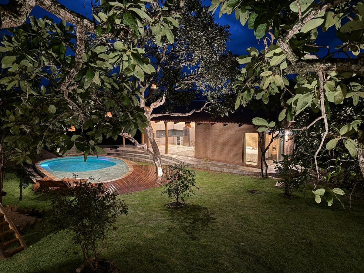 Jardim e fonte da Oka do Caju ao entardecer, sob o cajueiro