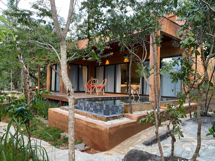 Terraço e deck do chalé em meio à mata preservada