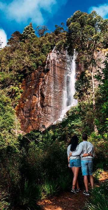 Casal observando cachoeira em Pirenópolis